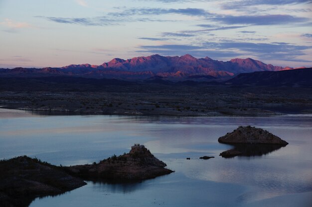 Bunter Sonnenuntergang in Lake Mead, Nevada