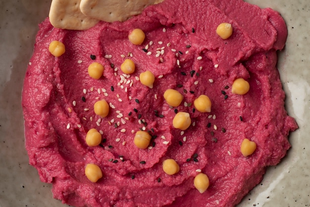 Bunter und schmackhafter Hummus mit Zutaten