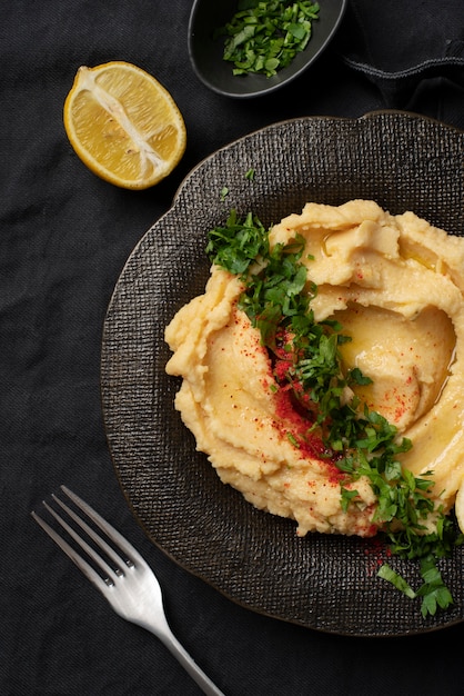 Bunter und schmackhafter Hummus mit Zutaten