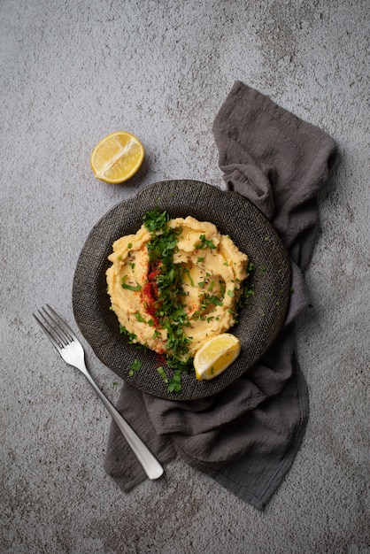 Bunter und schmackhafter Hummus mit Zutaten