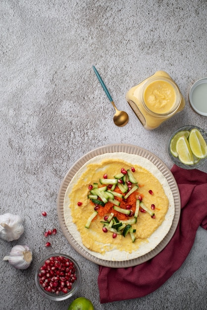 Kostenloses Foto bunter und schmackhafter hummus mit zutaten