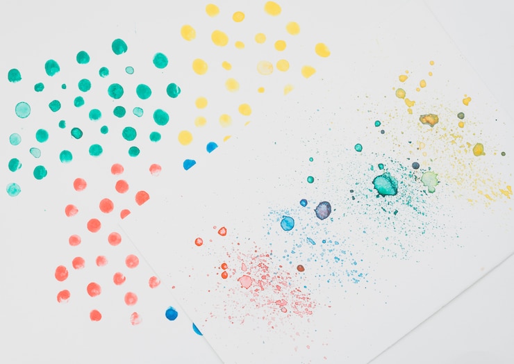 Kostenlose Foto buntes aquarell befleckt auf zeichenpapier