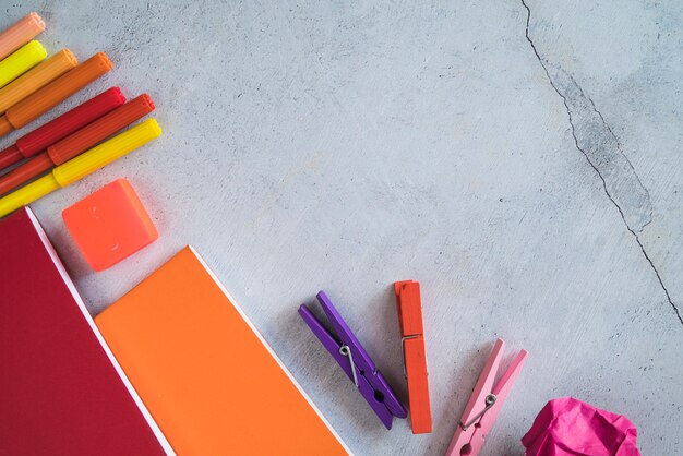 Buntes Briefpapier mit Markierungen und Notizbüchern