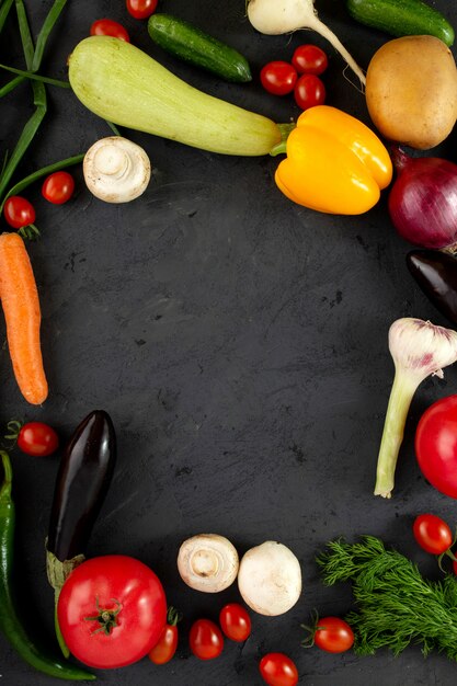 Buntes Gemüse frisches Gemüse wie gelbe Paprika und andere auf grauem Schreibtisch