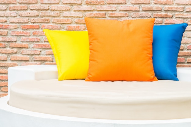 Buntes Kissen auf Bett am Hotelerholungsortswimmingpool