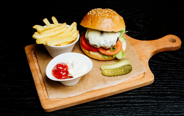 Burger mit Beilagen, Essiggurken und Bratensauce