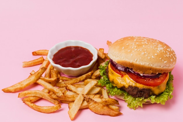 Burger mit Fischrogen auf rosa Tabelle