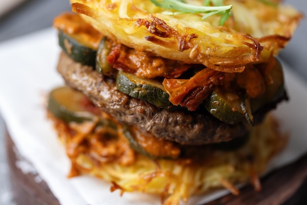 Kostenloses Foto burger mit gemüse und kartoffelpastetchen auf dem tisch