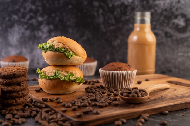 Burger mit Holzschneidebrett, einschließlich Cupcakes und Kaffeebohnen.