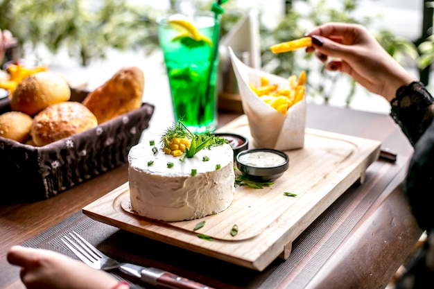 Burger mit Pommes Frites Seitenansicht