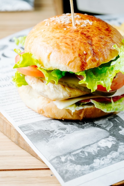 Kostenloses Foto burger mit tomatensalat und gurken