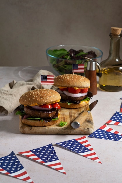Burger mit usa-flagge auf holzbrettanordnung