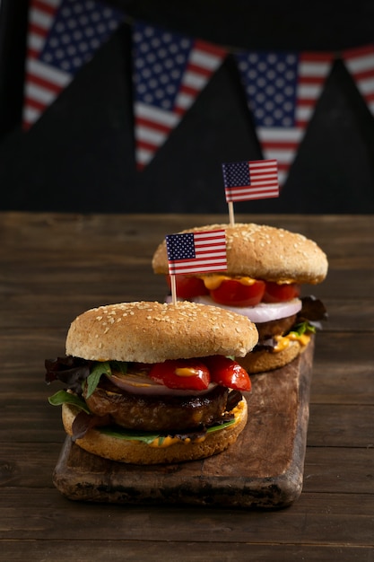 Kostenloses Foto burger mit usa-flaggenanordnung