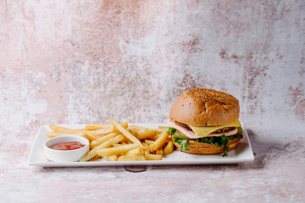 Kostenloses Foto burgermenü mit pommes-frites und ketschup innerhalb der weißen platte.