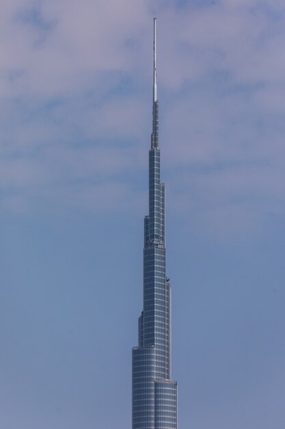 Burj Khalifa Turm. Dieser Wolkenkratzer ist mit 828 m das höchste von Menschenhand geschaffene Bauwerk der Welt. Fertiggestellt im Jahr 2009.