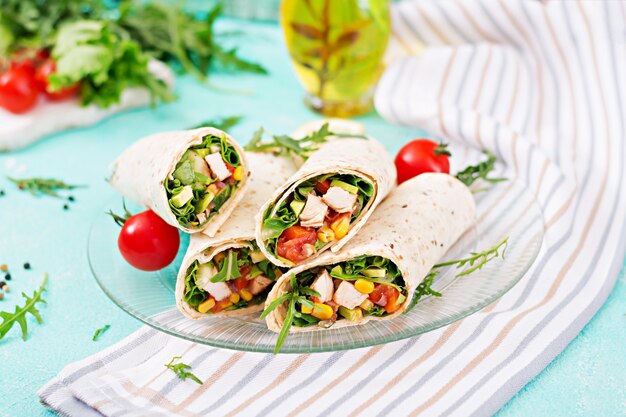 Burritos Wraps mit Hähnchen und Gemüse. Hühnerburrito, mexikanisches Lebensmittel.