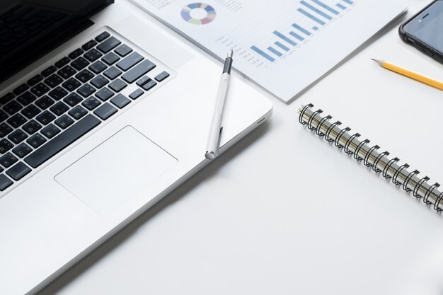 Business-Desk mit einer Tastatur, Bericht Grafik-Diagramm, Stift und Tablette auf weißem Tisch