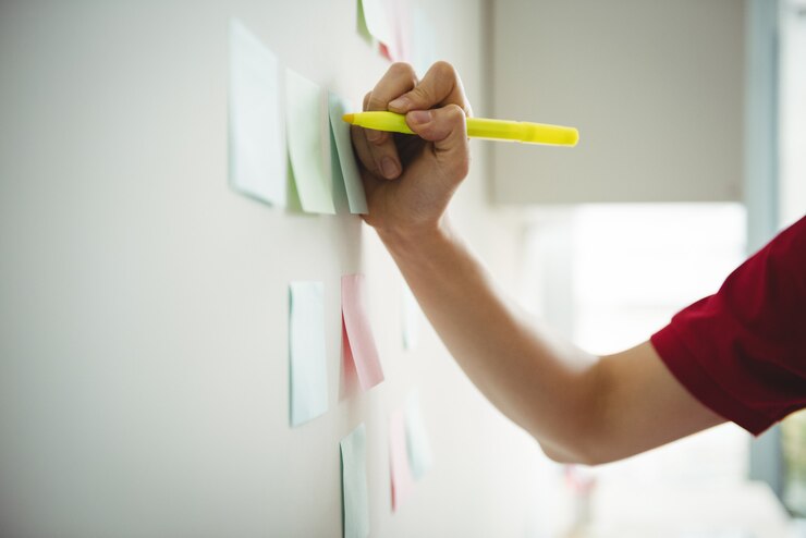 Kostenlose Foto business executive schreiben auf haftnotizen