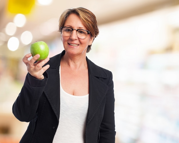 Business-Frau mit einem Apfel lächelnd