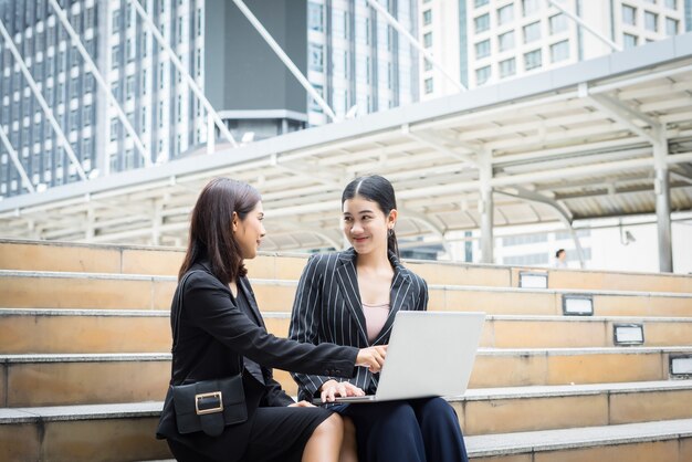 Business-Frau sprechen oder Konversation Outdoor.