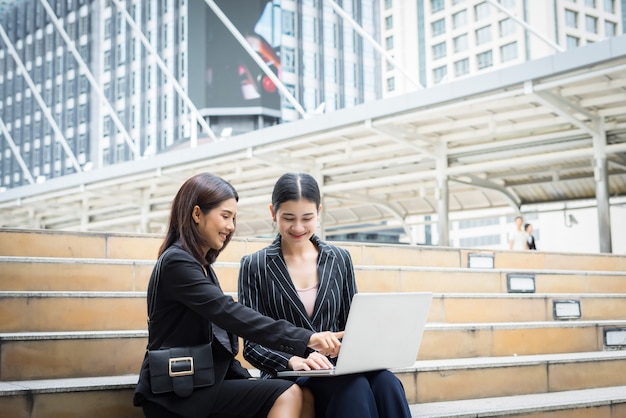 Business-Frau sprechen oder Konversation Outdoor.