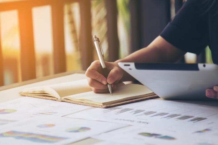 Kostenlose Foto business-frauen-unterschrift am dokument