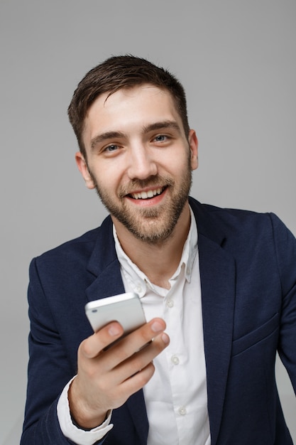 Business-Konzept - Porträt Handsome Business-Mann spielt Telefon mit lächelnd zuversichtlich Gesicht. Weißer Hintergrund.Copy Space.