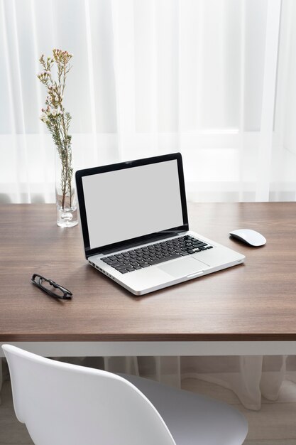 Business-Schreibtisch-Arrangement mit Laptop