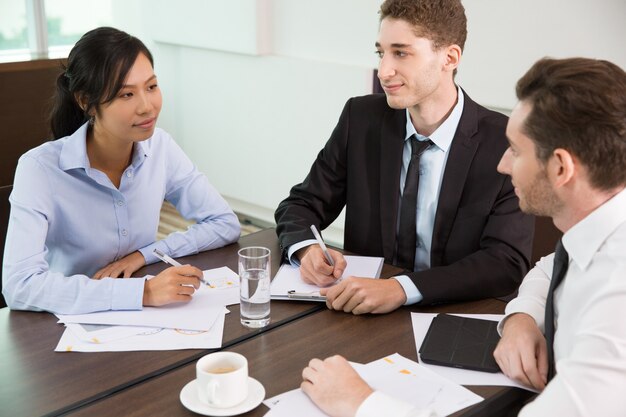 Business Team Diskussion auf Treffen im Büro