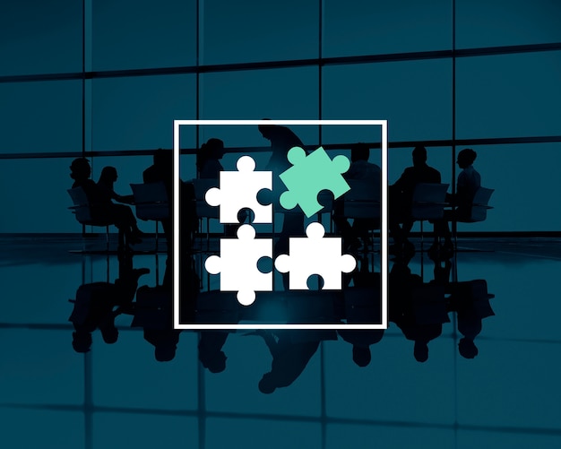 Kostenloses Foto business teamwork silhouetten mit puzzleteilen