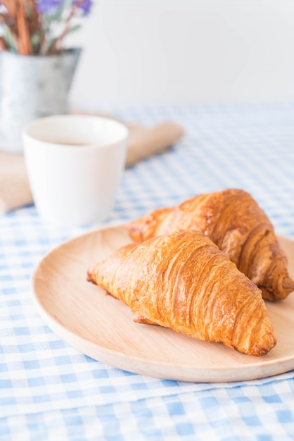 Kostenloses Foto butter croissant auf dem tisch