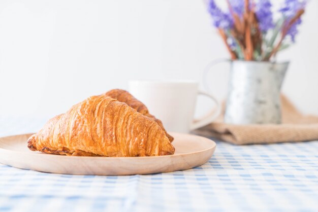 Butter Croissant auf dem Tisch