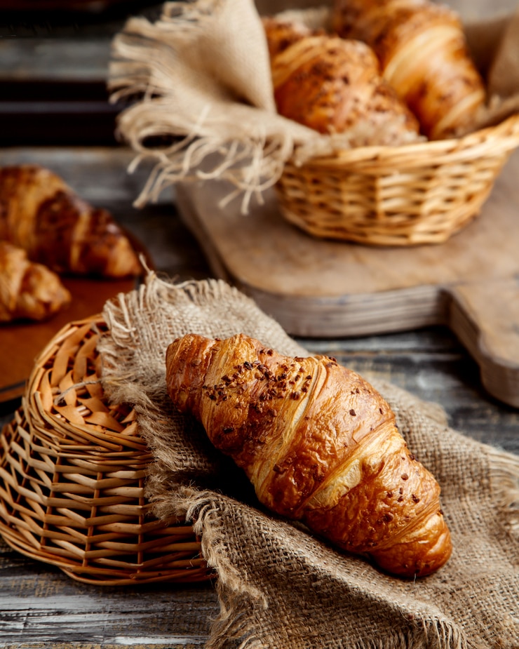 Kostenlose Foto butter-croissant auf leinenstoff gelegt