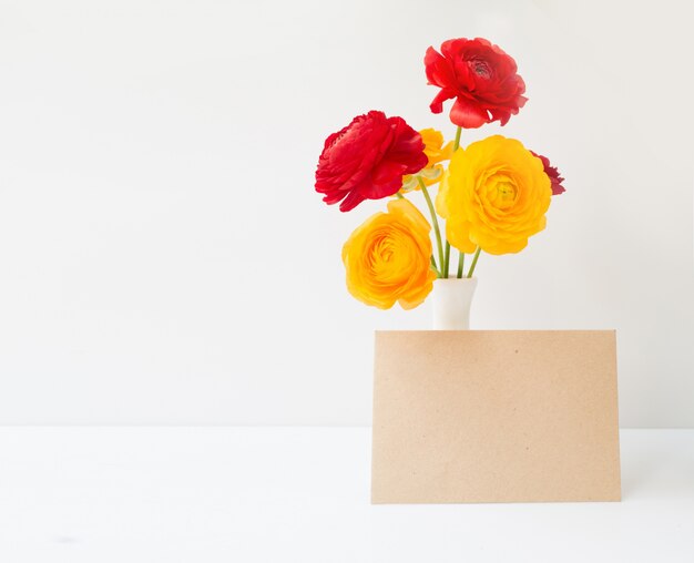 Butterblumeblumen in der Vase.