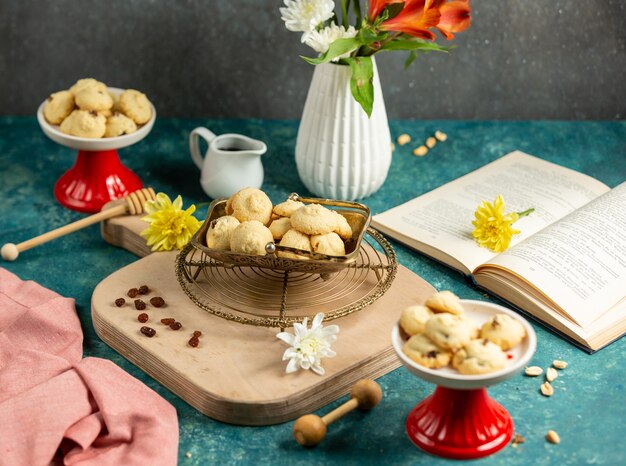 Butterplätzchen mit den Rosinen gelegt in Weinleseschüssel