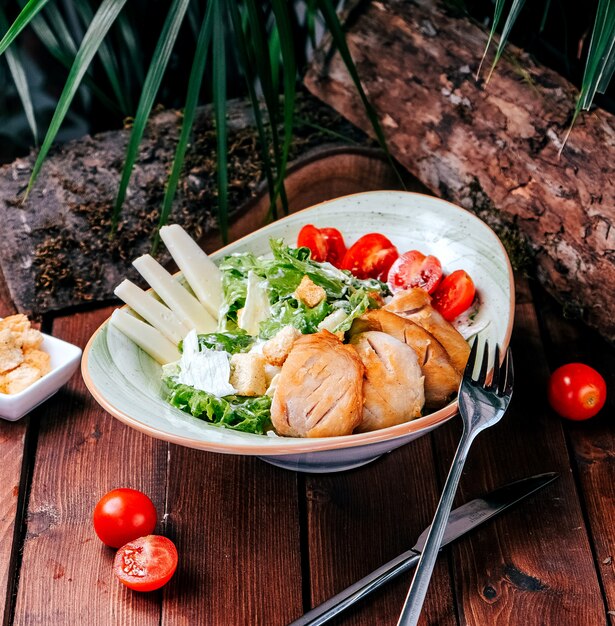 Caesar Hühnersalat auf dem Tisch