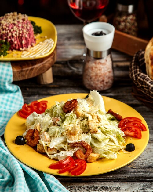 Caesar mit Garnelensalat Tomaten Oliven Sardellen Seitenansicht