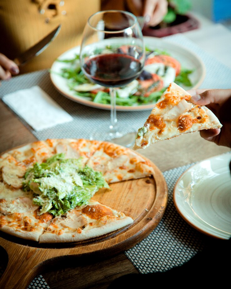 Kostenlose Foto caesar pizza auf dem tisch