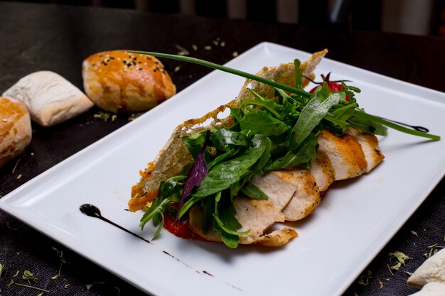 Caesar Salat Huhn Salat Tomaten Parmesan Sardellen Seitenansicht