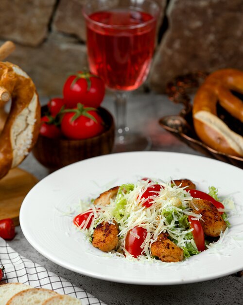 Caesar Salat mit Beilagenbrot und Tomaten