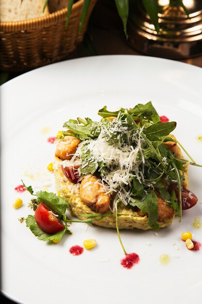 Kostenloses Foto caesar-salat mit frischgemüse und huhn. salat in der weißen platte auf hölzerner tabelle, köstlicher salat