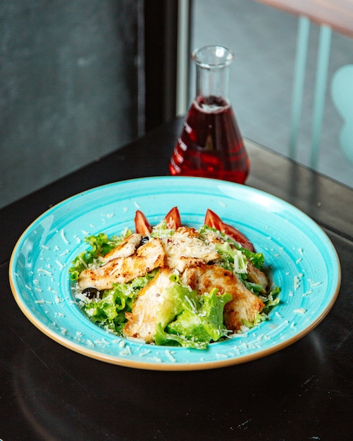 Kostenloses Foto caesar-salat mit gebratenem huhn