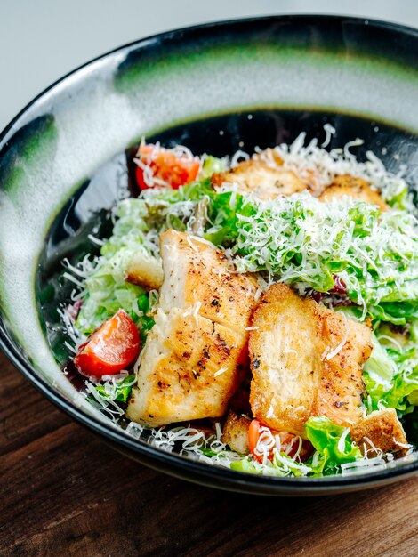 Caesar Salat mit gebratenem Huhn