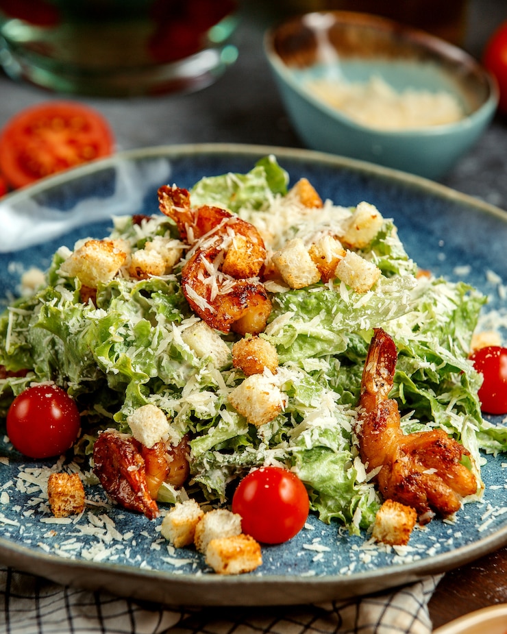 Kostenlose Foto caesar salat mit gebratenen garnelen