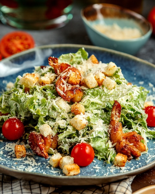 Caesar Salat mit gebratenen Garnelen