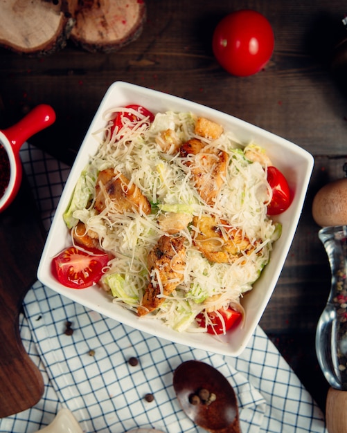 Caesar Salat mit gegrilltem Hähnchen