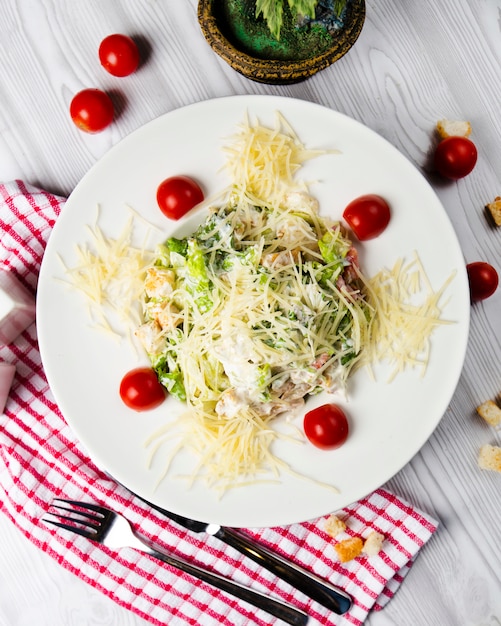 Kostenloses Foto caesar-salat mit kirschtomaten und gehacktem parmesan.