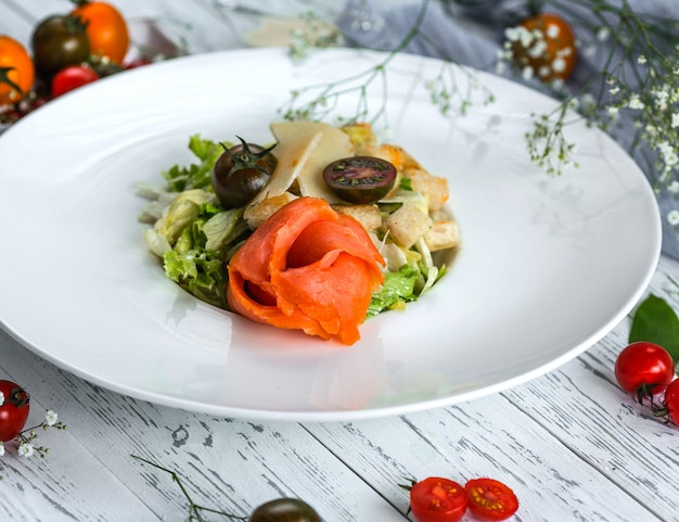 Caesar-Salat mit Lachs- und Kirschtomate