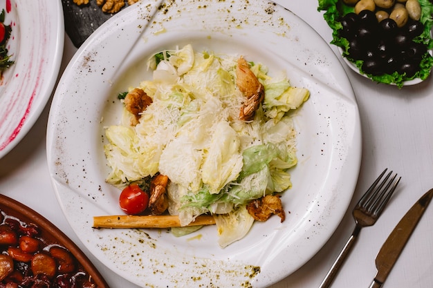 Caezar Garnelen Salat Tomaten Parmesan Sardellen Draufsicht