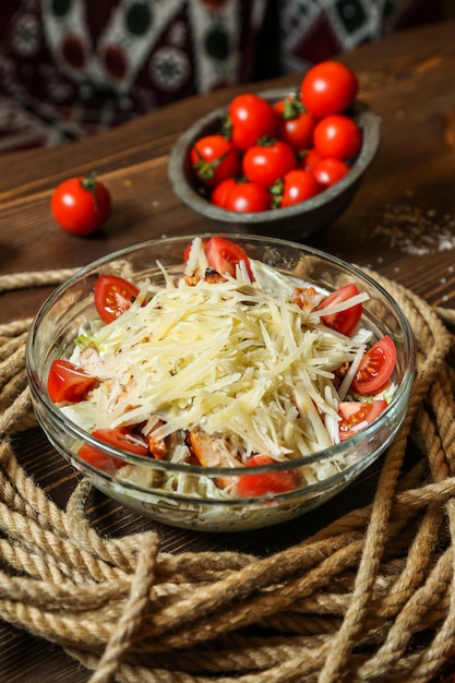 Kostenloses Foto caezar salatcracker parmesan tomaten huhn sardellen seitenansicht